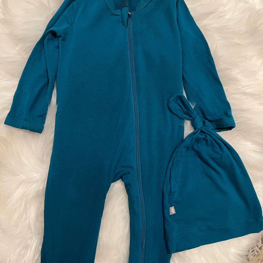 Kyte Baby Footie with Hat - Teal Footed Onesie matching pajama set 6-12 months